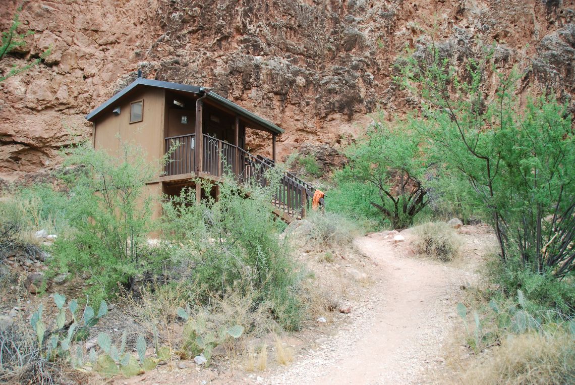 Havasupai Campground - Vista de uno de los servicios existentes en el camping. El camping dentro de la reserva india de los Havasupai.