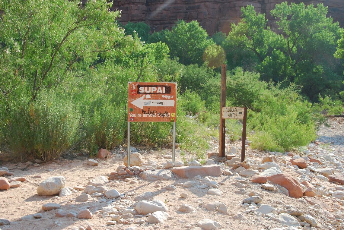 Havasu Falls cómo llegar - Hike a Havasupai: cartel indicativo de Supai en la confluencia con el cañón principal del Havasu Creek.