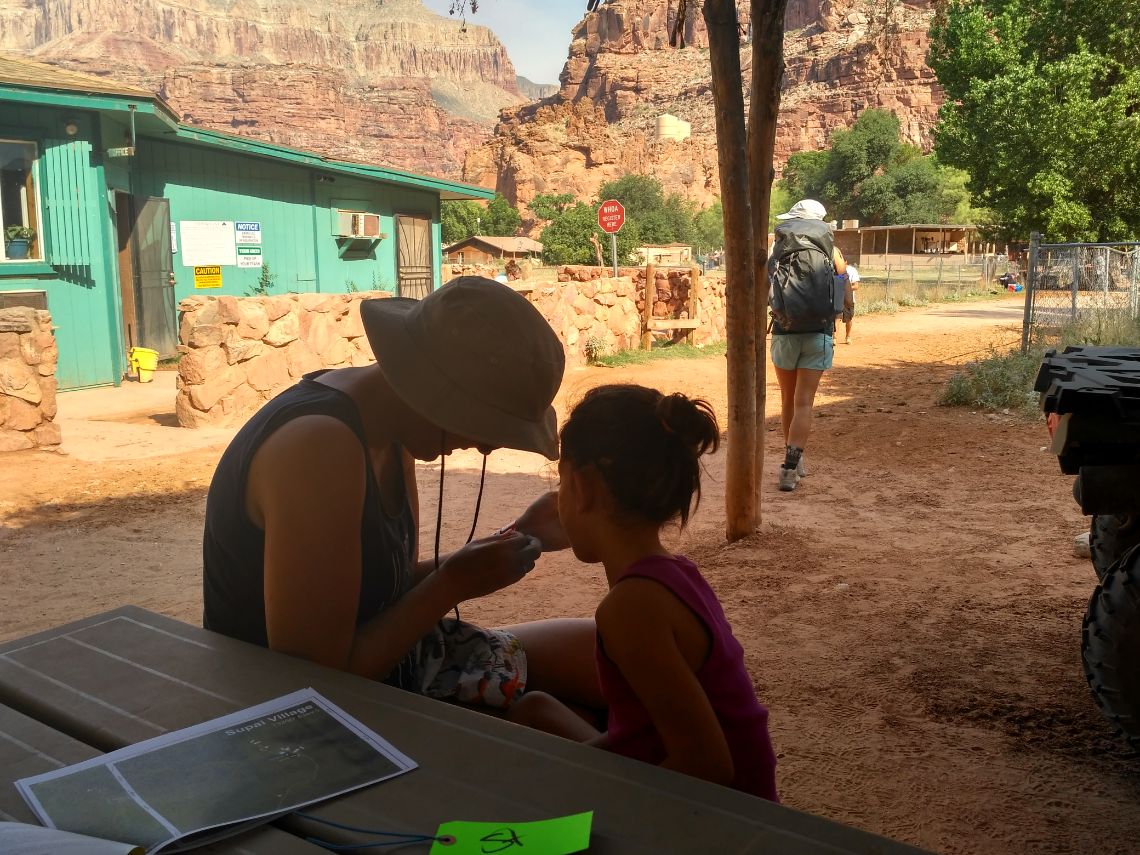 Havasu Falls cómo llegar. Oficina de turismo en Supai donde te dan las pulseras para identificarte dentro del territorio de los Havasupai.