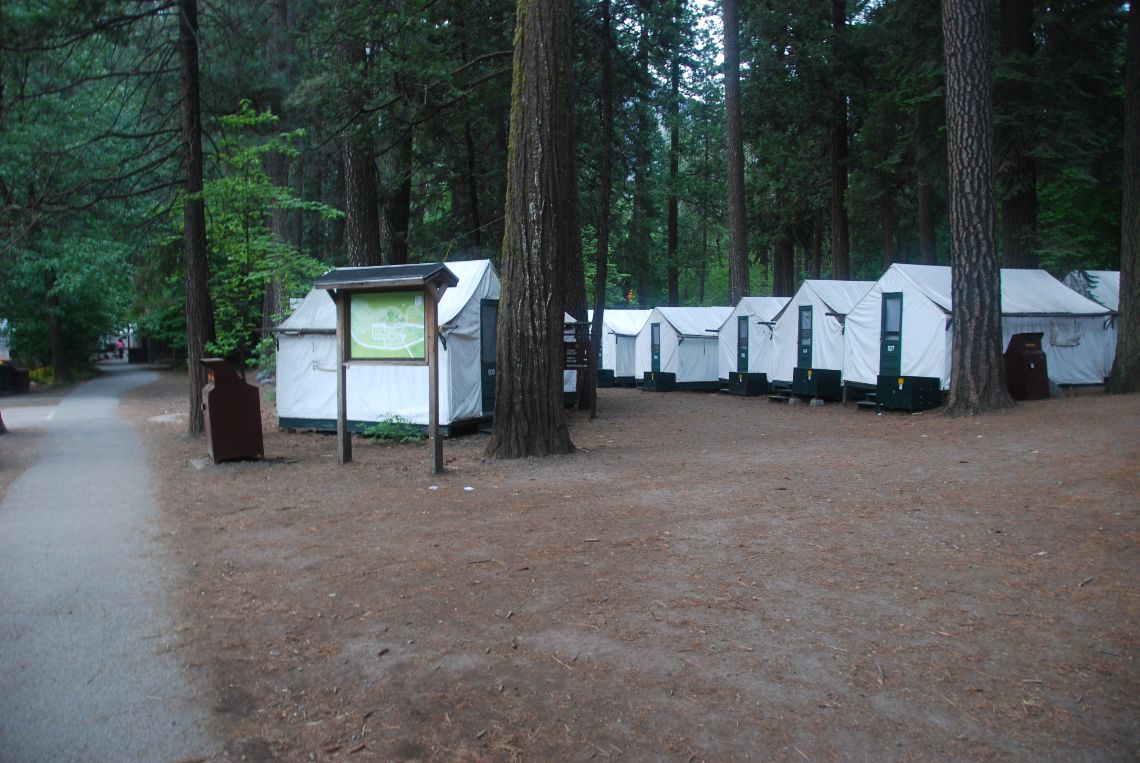 Alojamiento en Yosemite - Vista de las tiendas de lona del Half Dome Village, antes llamado Curry Village. Está situado en el Valle de Yosemite, en Yosemite Village.