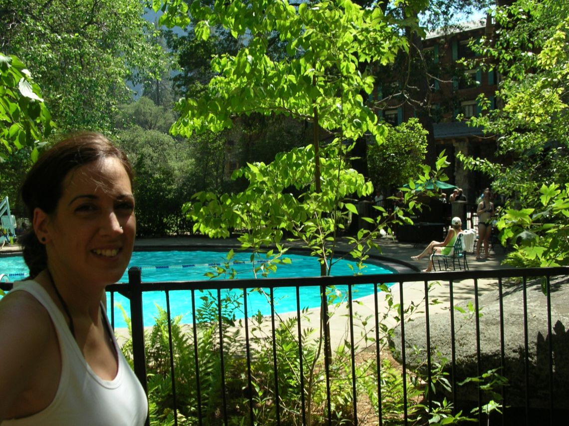 Alojamiento en Yosemite - The Majestic Hotel, vista de la piscina. El hotel, antes llamado The Ahwahnee, está situado en Yosemite Valley.