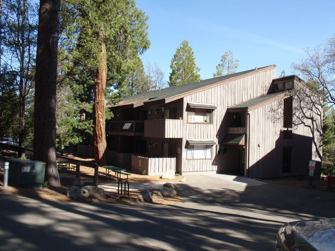 Alojamiento en Yosemite - Apartamentos Yosemite West Condominiums. Vista de uno de los 2 edificios.