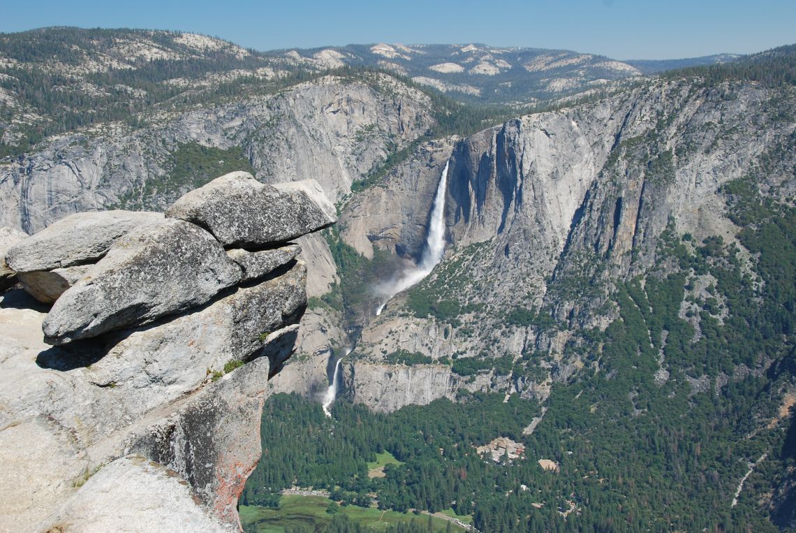 Yosemite National Park - Vista de las cascadas Yosemite Falls desde el mirador Glacier Point Viewpoint.