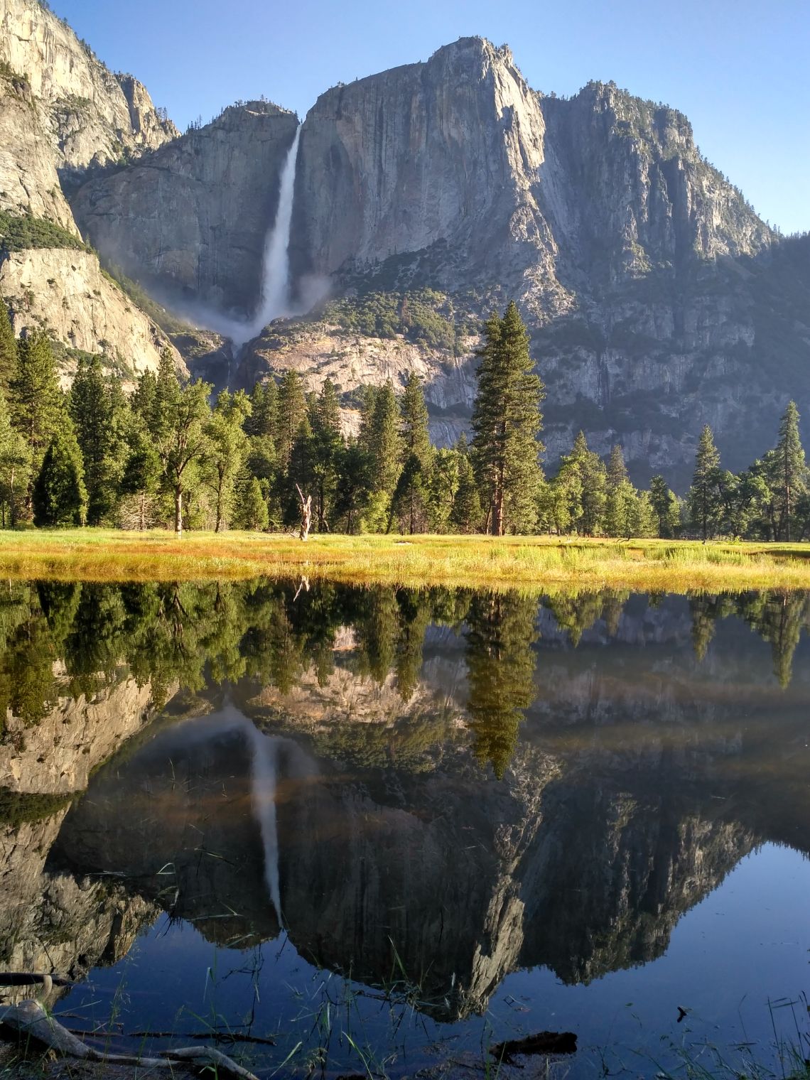 Yosemite National Park- Cooks Meadows, reflejos de las Yosemite Falls en las praderas inundadas.