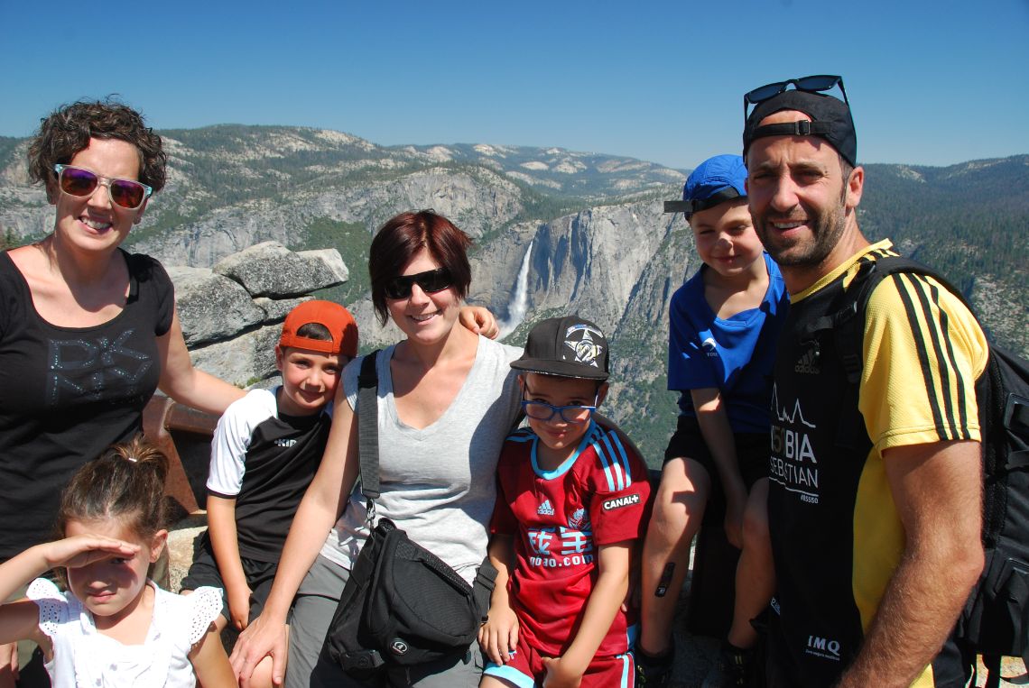 Yosemite National Park - Mirador de Glacier Point con las cascadas Yosemite Falls al fondo.