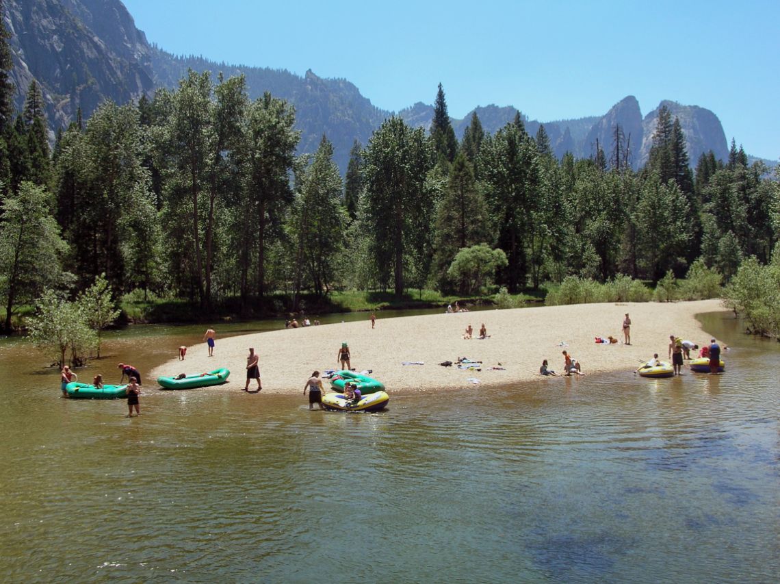 Yosemite - Playa Sentinel Beach situada en Yosemite Valley sobre el Merced River.