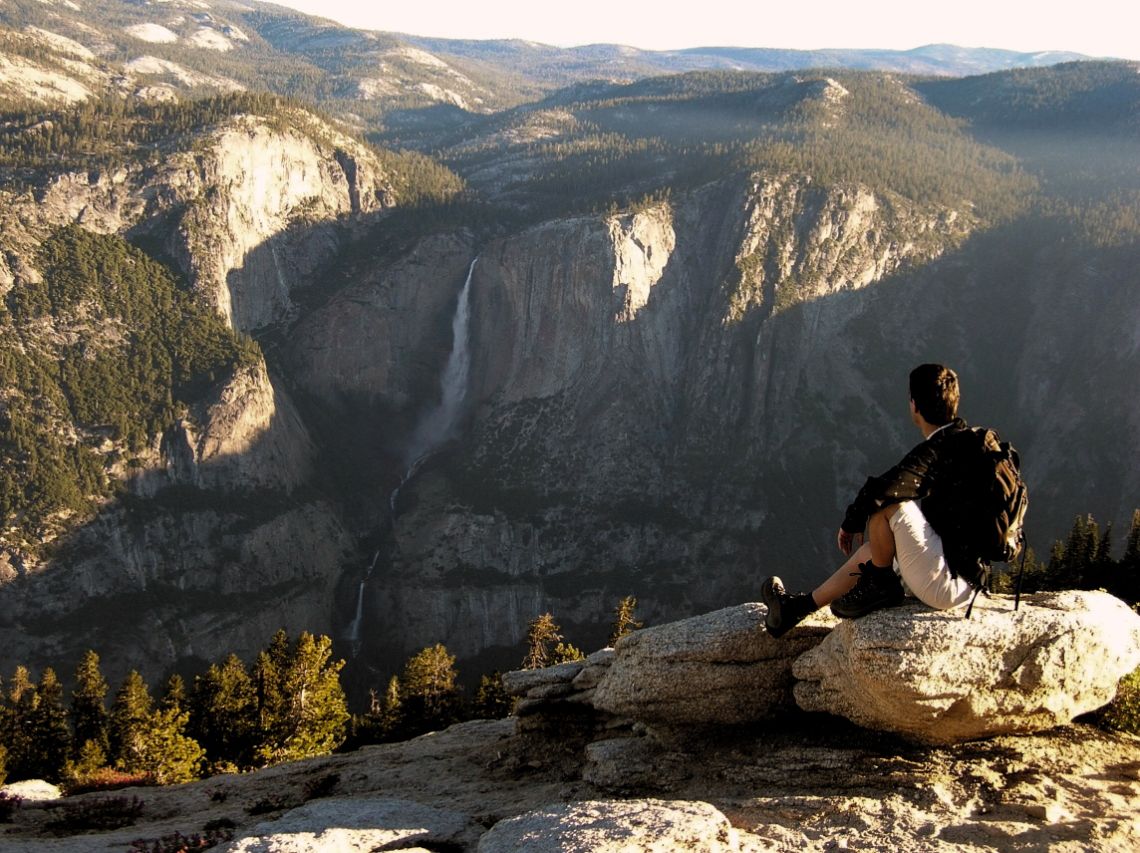 Yosemite National Park - Vistas desde Sentinel Dome al amanecer. Está situado cerca de Glacier Point y se tienen unas magníficas vistas de todo el valle con las Yosemite Falls al fondo.