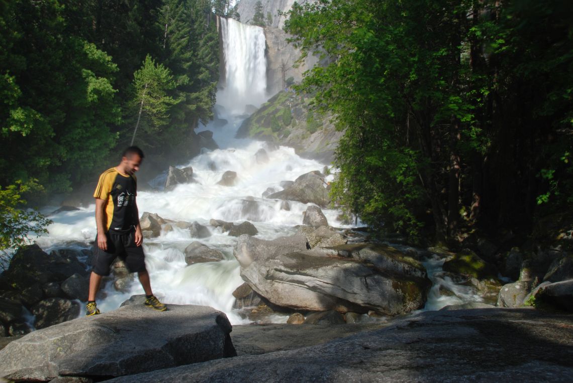 Qué ver en Yosemite - Vista desde abajo de las cascadas Vernal Falls. Las cascadas están situadas en la Ruta Mist Trail.