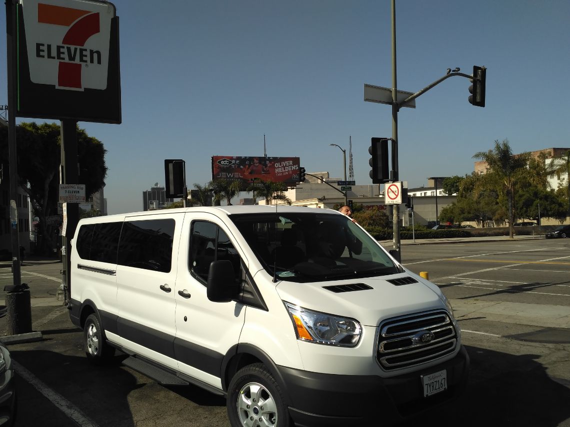 Furgoneta de alquiler en Avis aparcada en Hollywood, en unos de los famosos 7 Eleven.