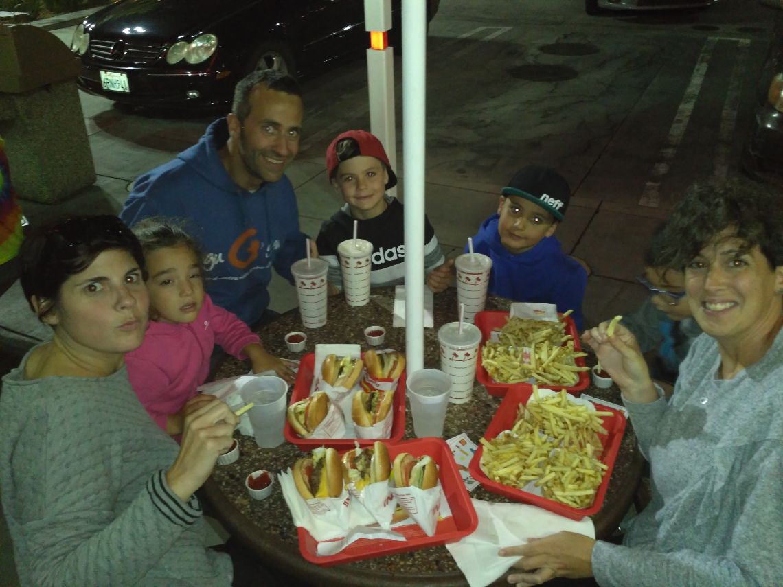 Comiendo hamburguesas en el In-N-Out de Hollywood. Las mejores hamburguesas de todo Los Ángeles