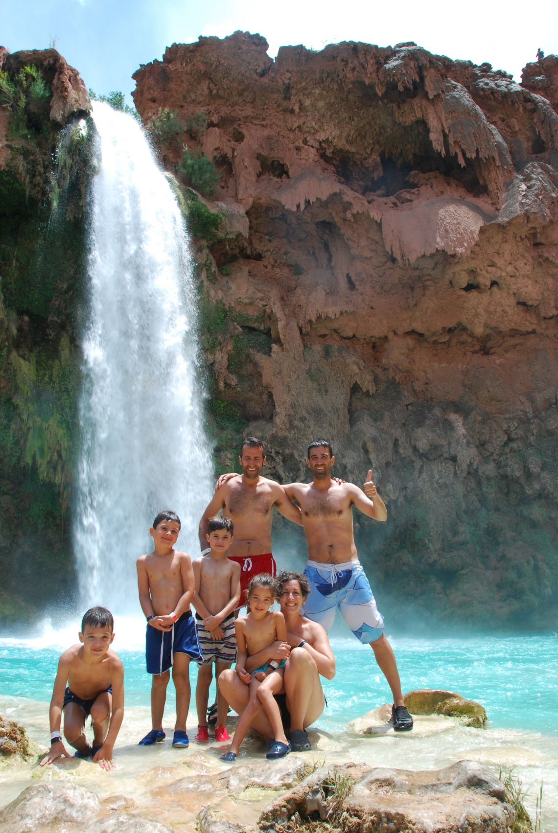 Havasupai - Vista de las cascadas Havasu Falls desde abajo con Diario Viaje al completo. Las cataratas están situadas en la reserva india de los Havasupai en el Gran Cañón, Arizona.