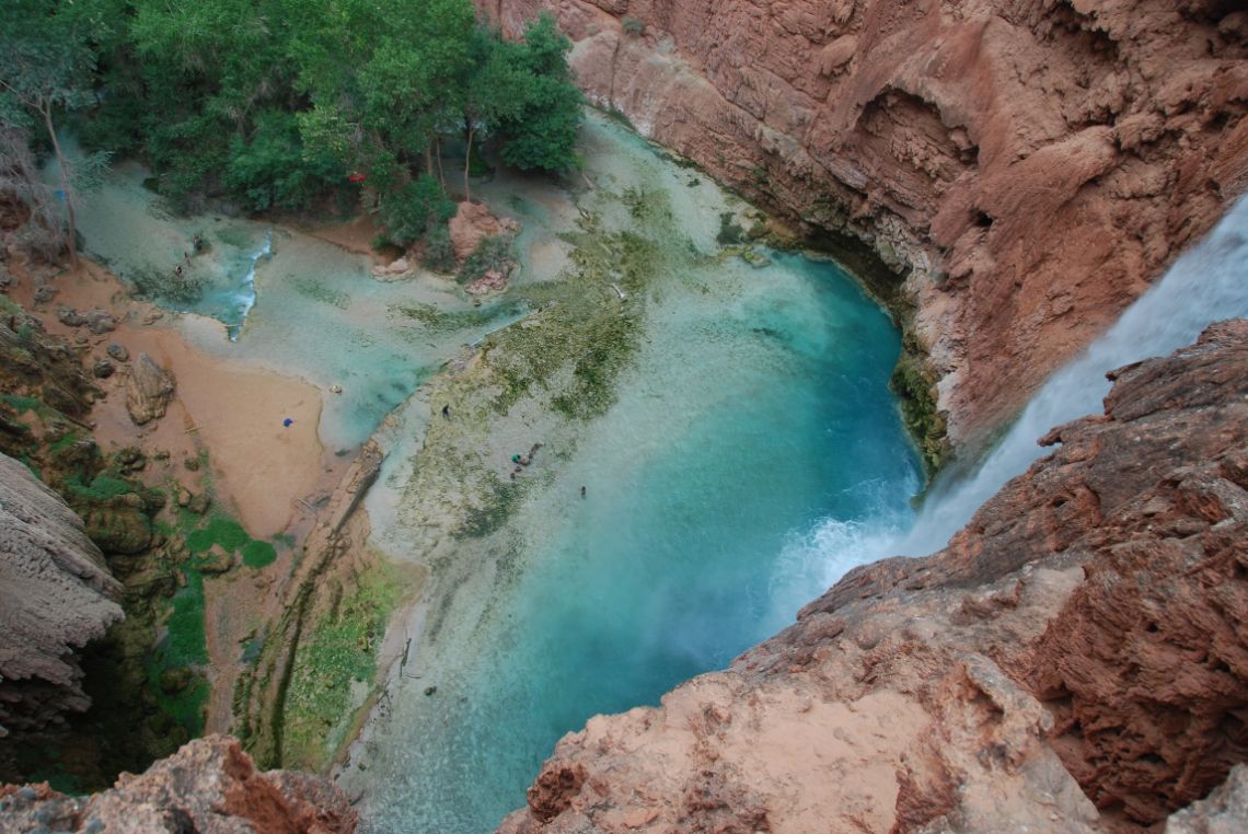Havasupai - Cascadas Mooney Falls vistas desde arriba. Están justo después del camping.