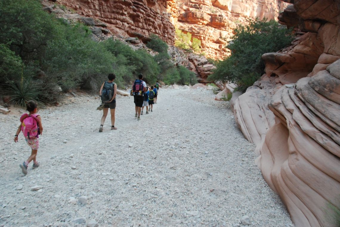 Ruta a Havasupai - Caminando por el inicio del cañón, más o menos a unas 2 horas del inicio, a primera hora del día.