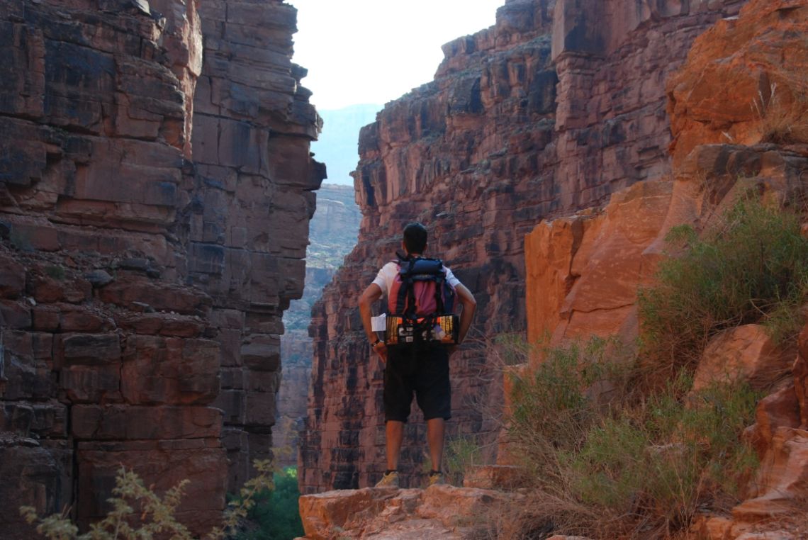 Ruta Havasupai - Vistas de las enormes paredes del cañón en la parte final del primer cañón antes de la confluencia con el cañón principal.