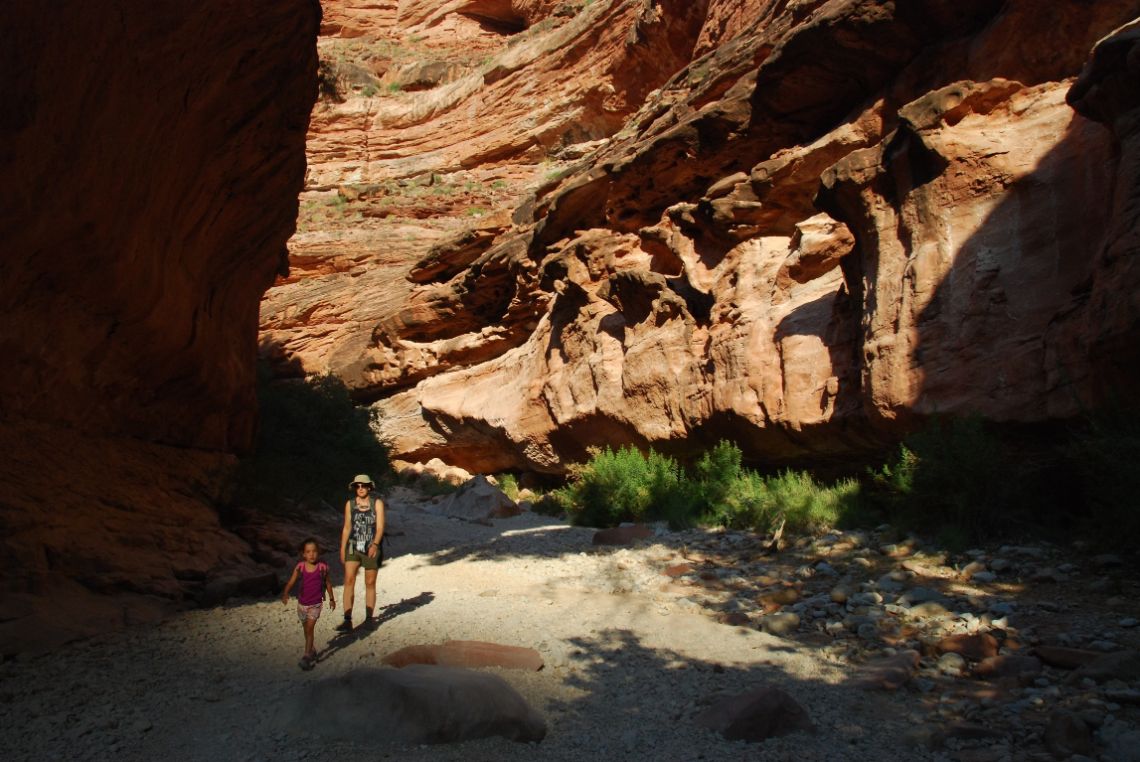 Ruta Havasupai - Caminando por la parte fnal del cañón. Cerca de la confluencia con el cañón principal del río Havasu.