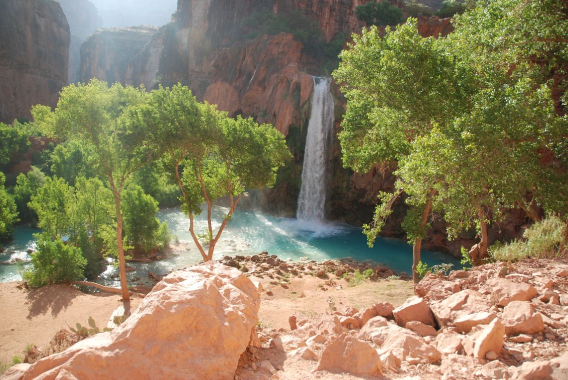Havasupai - Cascadas Havasupai Falls al amanecer. Están situadas en la reserva india de los Havasupai en el Gran Cañón, Arizona.