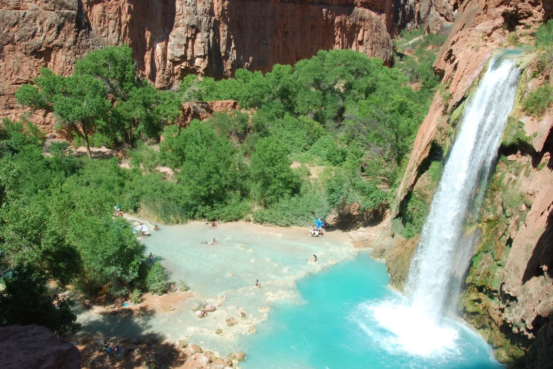 Havasupai - Panorámica general de la cascada Havasu Falls. Están situadas en la reserva india de los Havasupai en el Gran Cañón, Arizona.