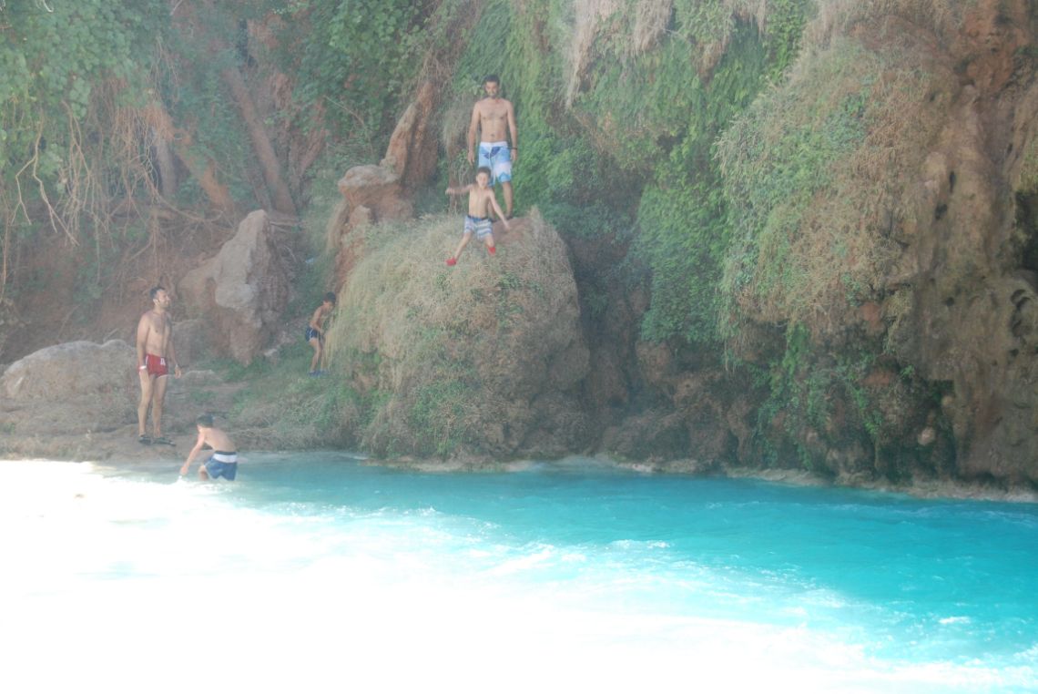 Havasupai - Niños realizando Cliff jumping en las cascadas Havasu Falls. Están situadas en la reserva india de los Havasupai en el Gran Cañón, Arizona.