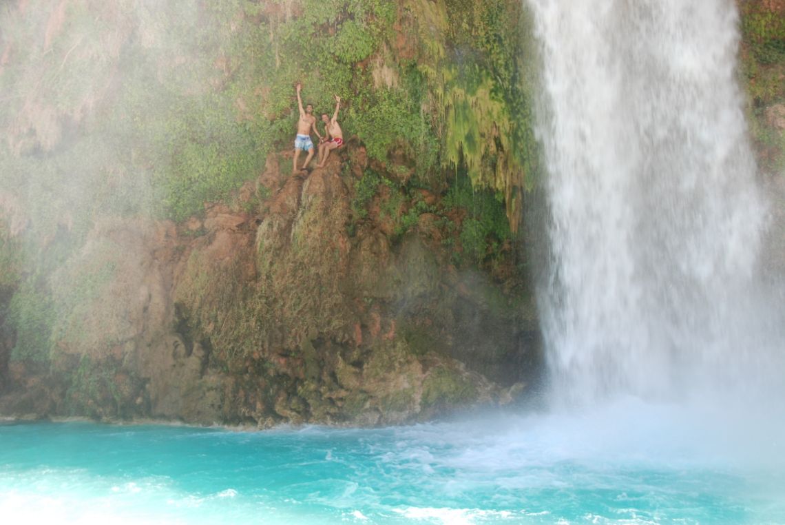 Havasupai - Cliff jumping en las cascadas Havasu Falls. Están situadas en la reserva india de los Havasupai en el Gran Cañón, Arizona.