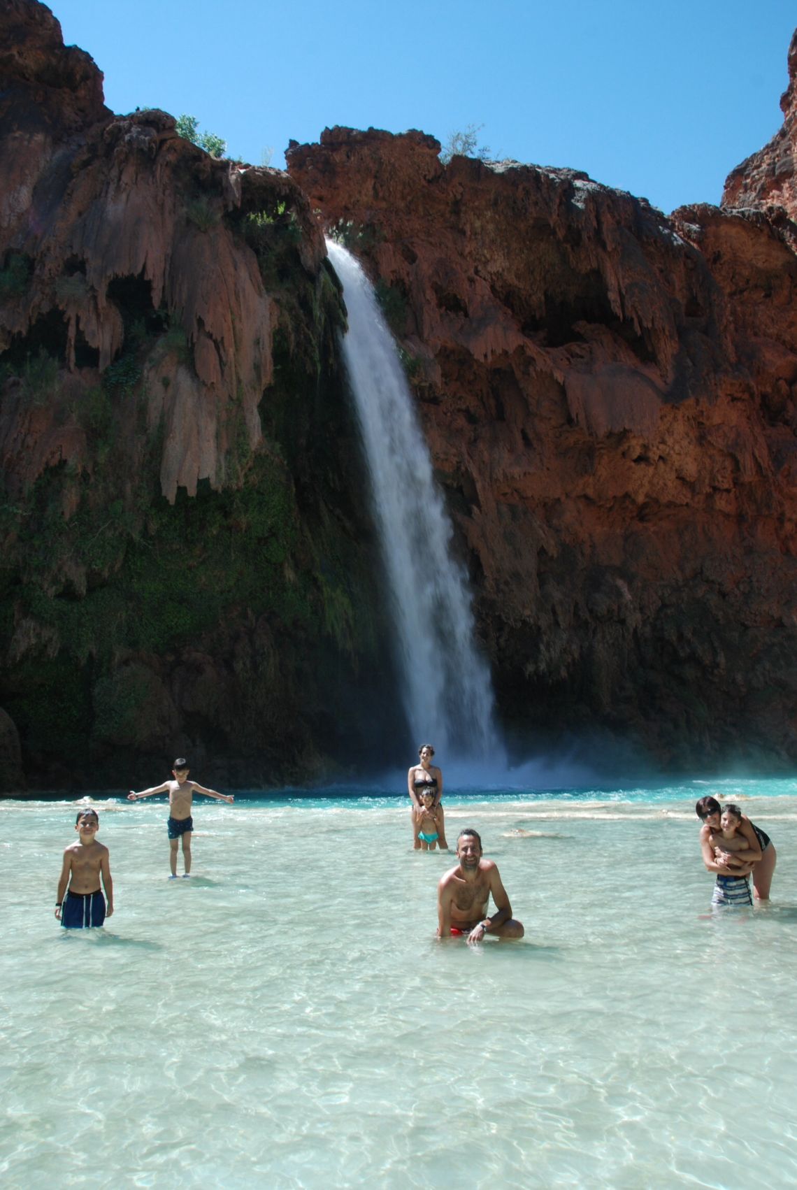 Havasupai - Cascadas Havasu Falls vistas desde abajo. Están situadas en la reserva india de los Havasupai en el Gran Cañón, Arizona.