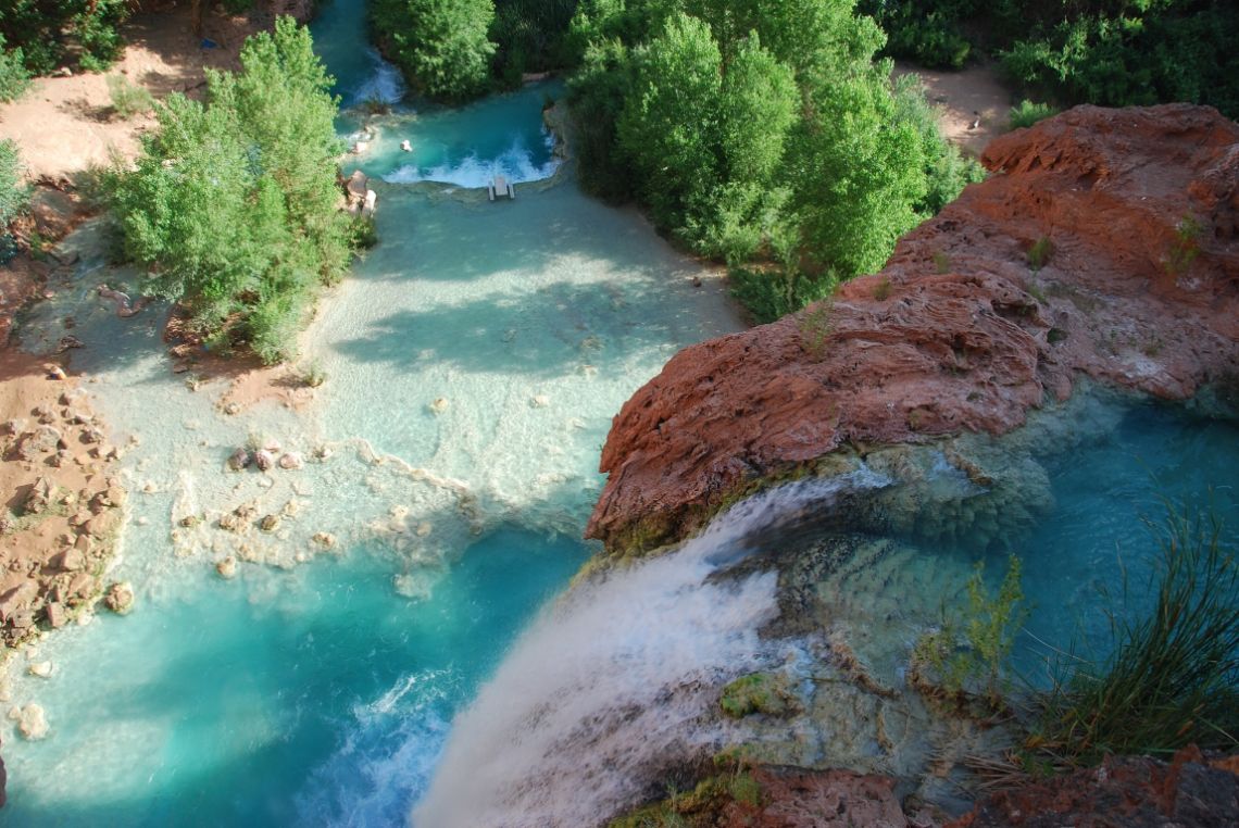 Havasu Falls - Vista de las cascadas havasu falls desde arriba. Reserva india de los Havasupai cerca del Grand Canyon, Arizona.