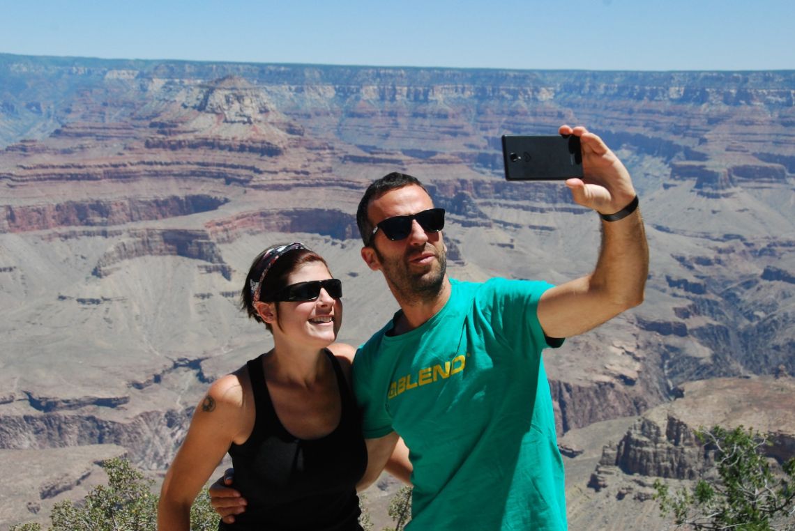Vistas del Gran Cañón desde Yaki Point. El mirador está situado en el Parque Nacional del Gran Cañón del Colorado, South Rim. Pareja de jóvenes.