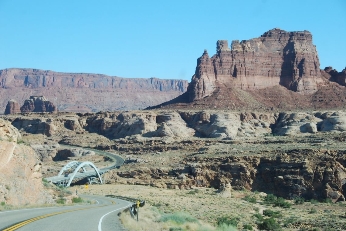 Glen Canyon - Colorado River Bridge desde cerca del mirador de Hite Overlook
