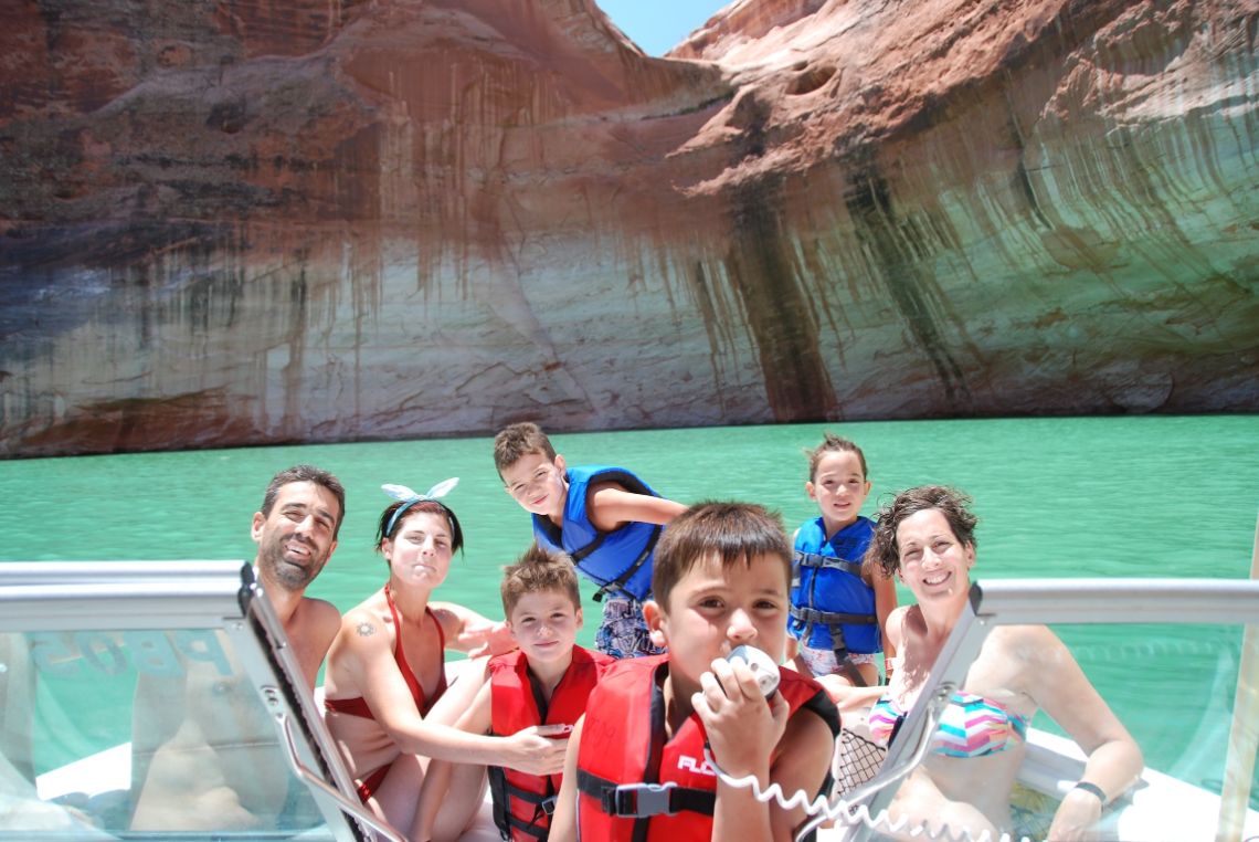 Lake Powell - Visitando Davis Gulch en un powerboat. Está situado en la zona norte del Lago Powell.
