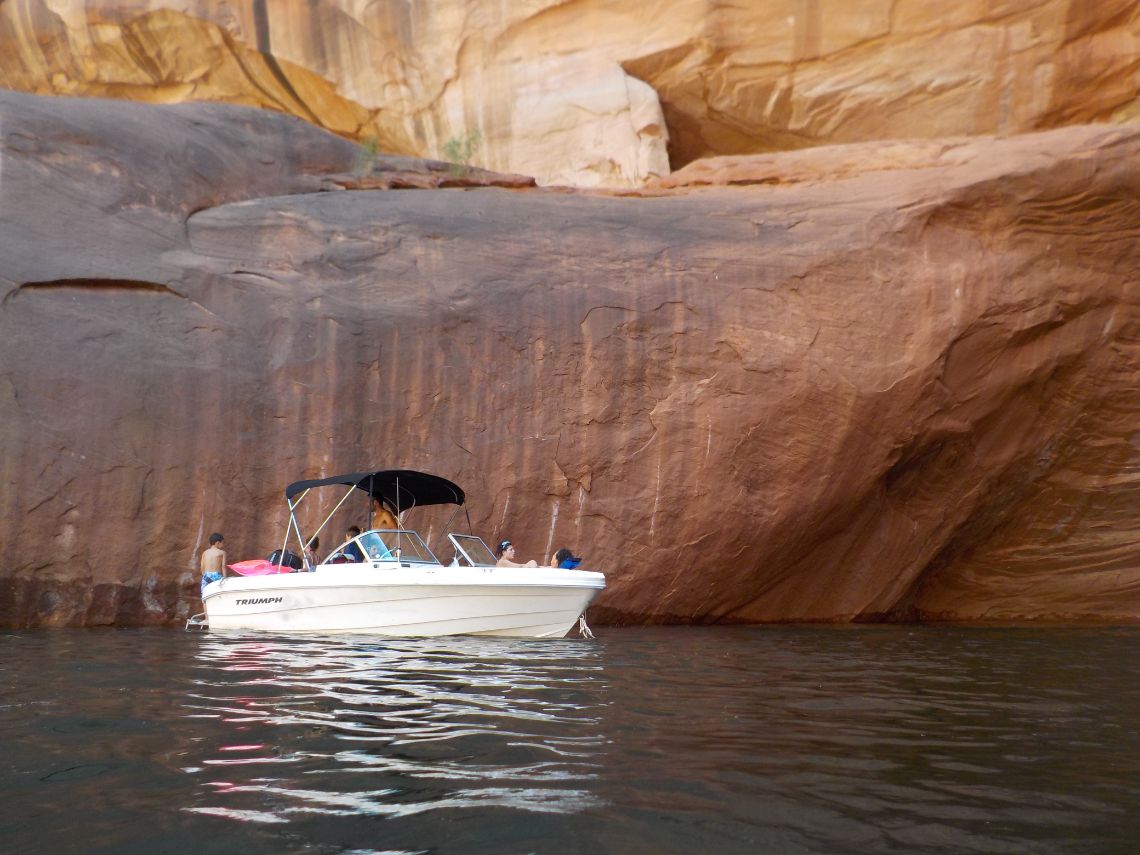 Lake Powell - Alcoba visitando Davis Gulch en un powerboat. Está situado en la zona norte del Lago Powell.