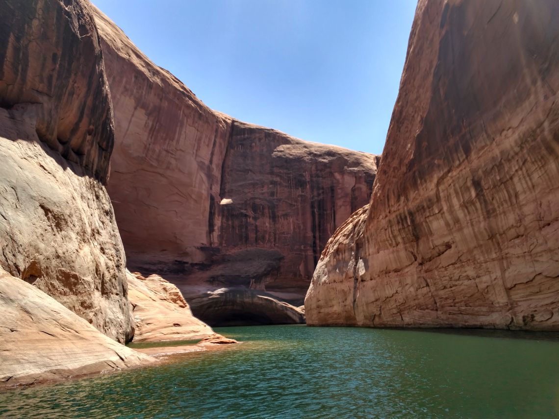 Lake Powell - Tramo inicial Visitando Davis Gulch en un powerboat. Está situado en la zona norte del Lago Powell.
