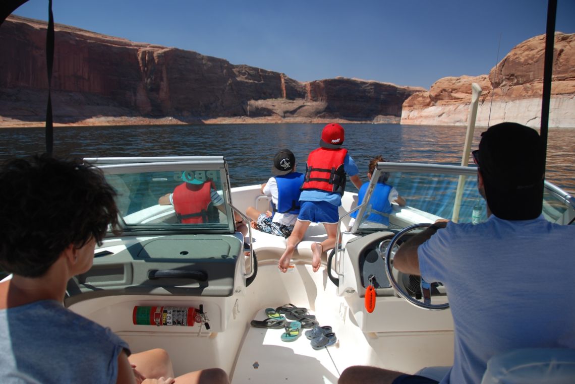 Lake Powell - Visitando el río Escalante River en un powerboat. Está situado en la zona norte del Lago Powell.