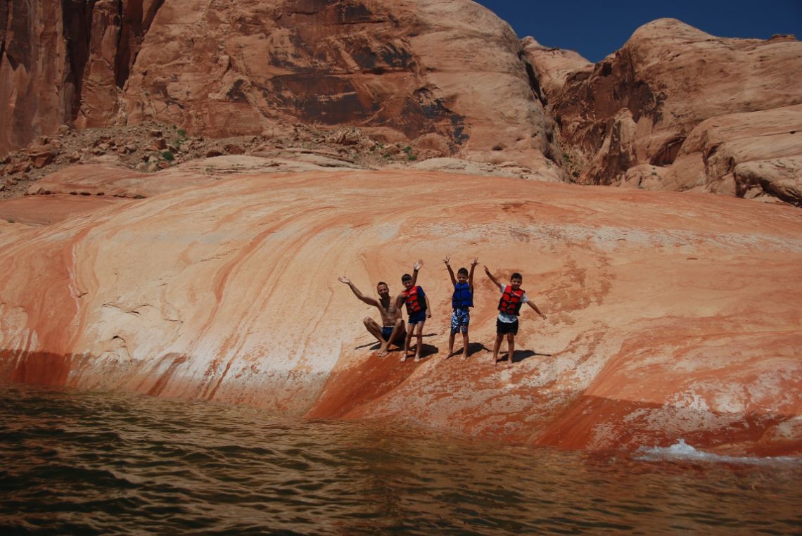 Lake Powell - Visitando el río Escalante River y sus rocas rojizas en un powerboat. Está situado en la zona norte del Lago Powell.