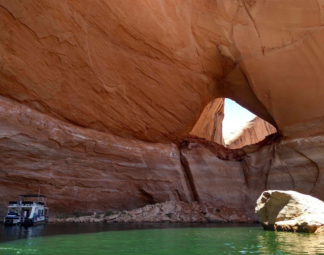 Lake Powell - Vista de Lagorce Arch situado en Davis Gulch. Está situado en la zona norte del Lago Powell.