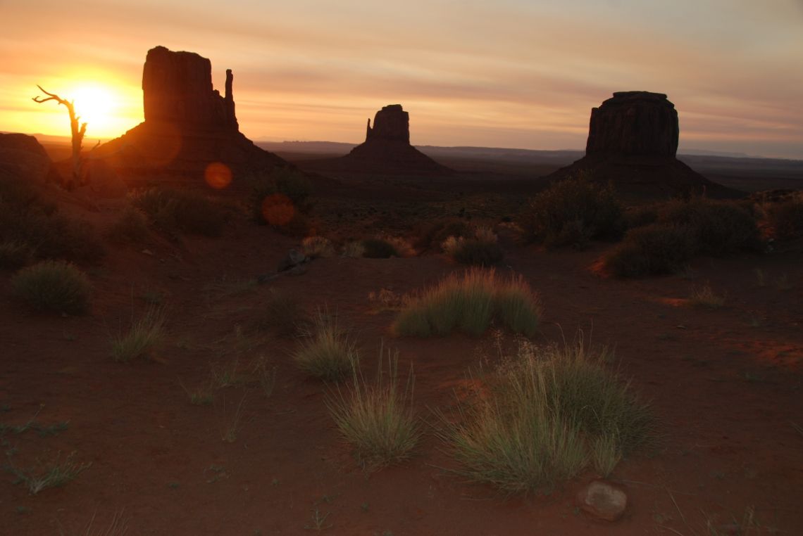 Monument Valley - Vista de los Mittens en el amanecer desde The View RV Park al lado del hotel The View.