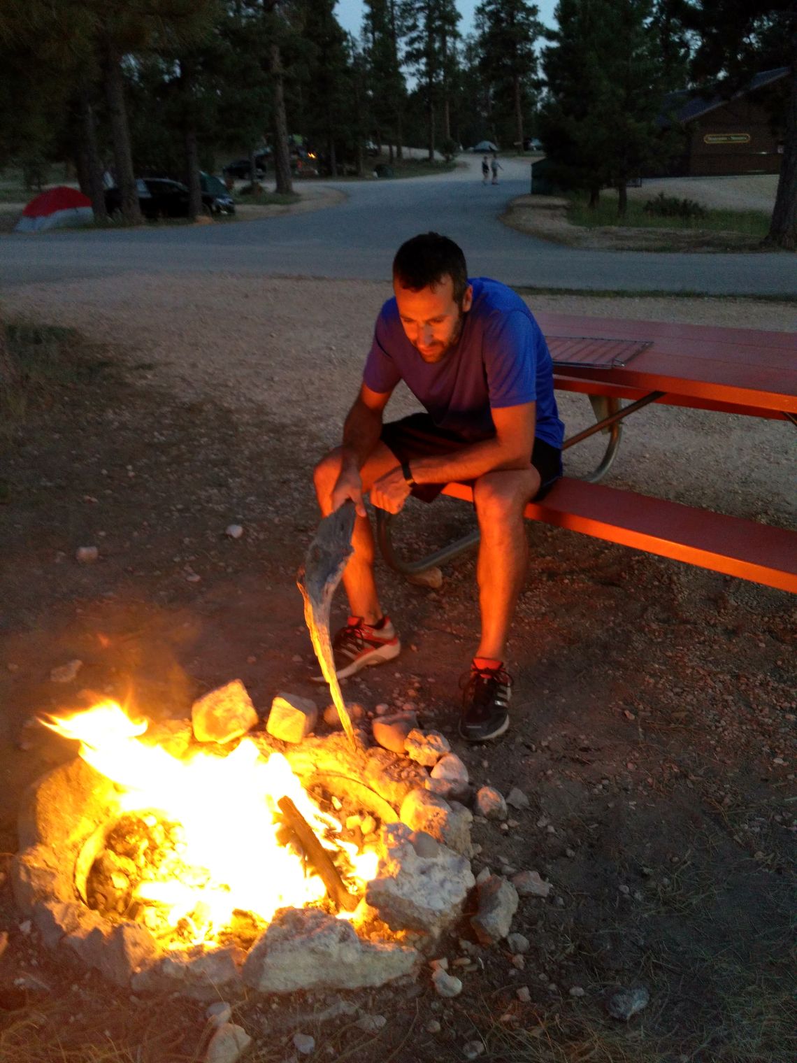 Bryce Canyon National Park - Rubys Inn Rv Park. Fogata típica en el pozo existente en cada parcela.