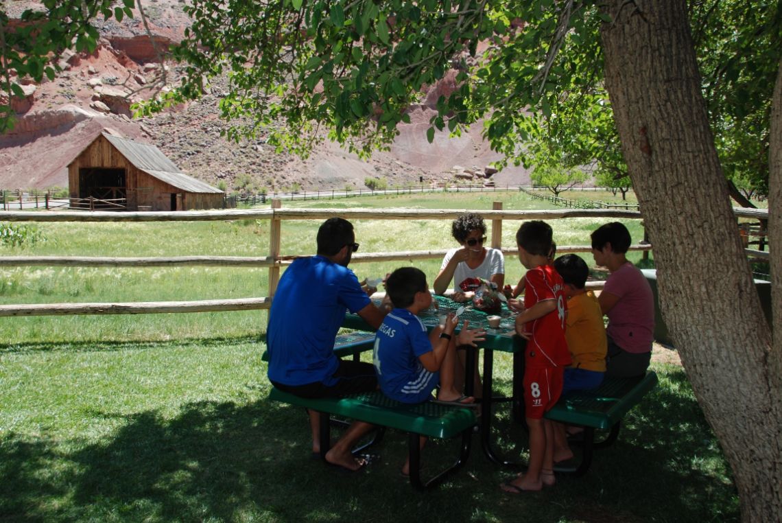 Capitol Reef National Park - Almorzando en la Granja de estilo mormón en Fruita, en pleno Parque Nacional de Capitol Reef, Utah.