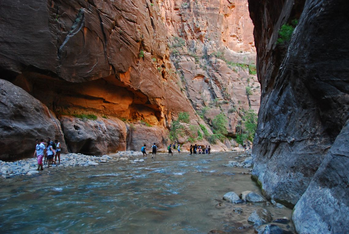 Zion National Park - Ruta The Narrows que discurre por un cañón profundo en el Rio Virgin.