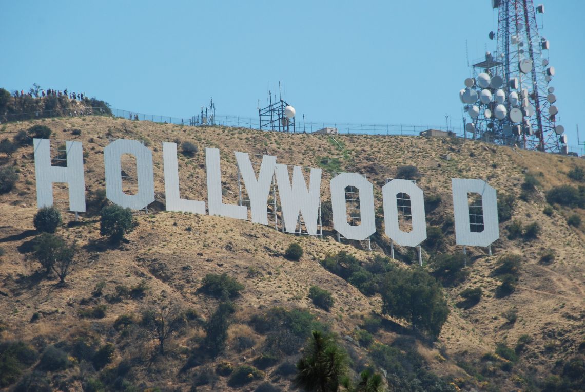Hollywood Sign - Cartel de Hollywood visto más de cerca desde Lake Hollywood Park en Los Angeles, California.