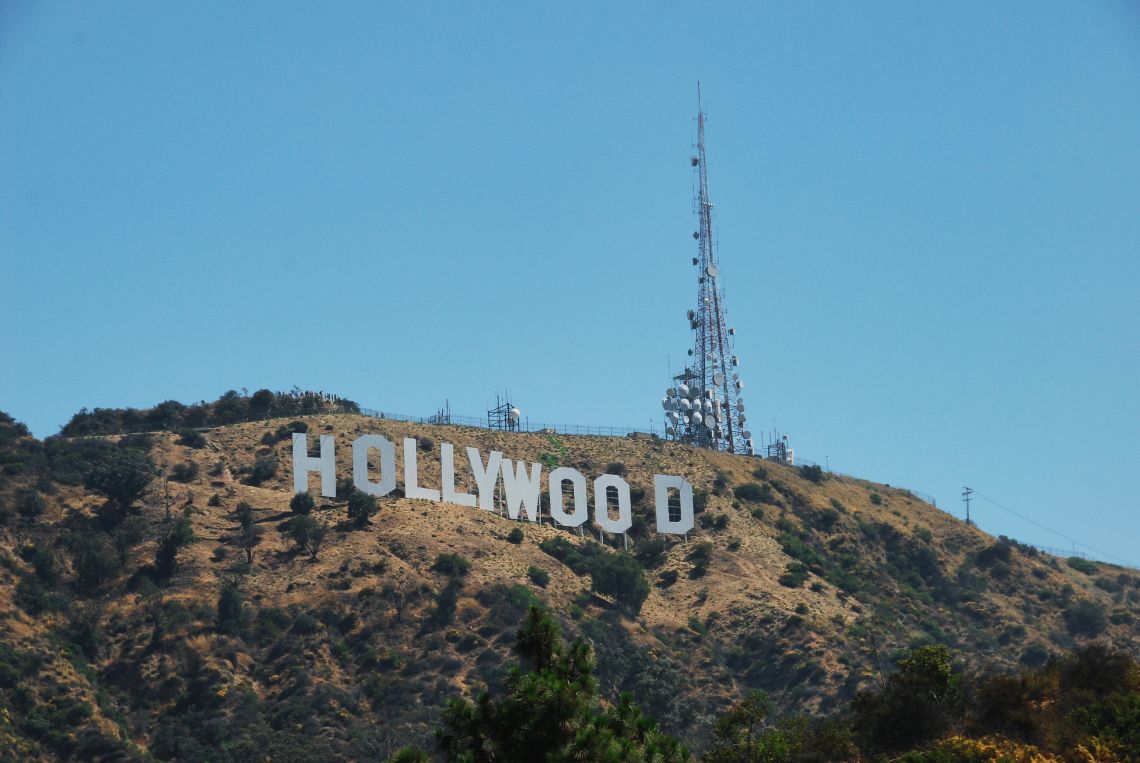 Hollywood Sign - Cartel de Hollywood visto desde Lake Hollywood Park en Los Angeles.