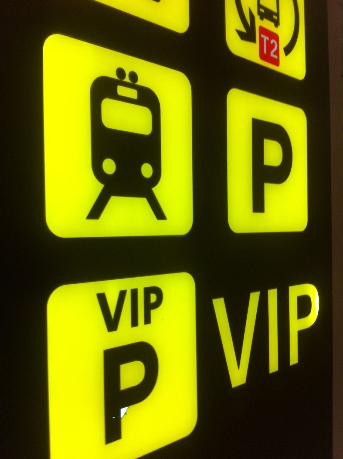 Aeropuerto El Prat Barcelona. Carteles informativos en la terminal T1 de llegada.