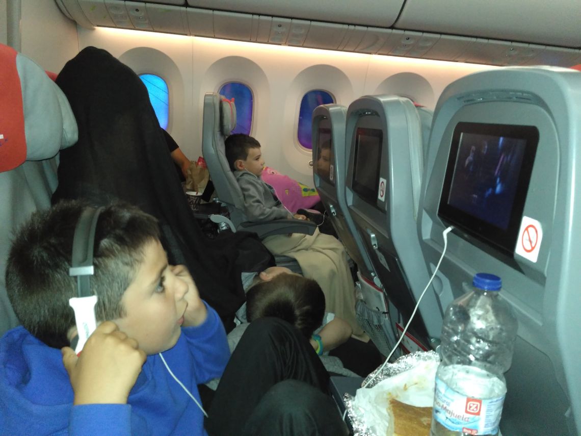 Vuelo de Norwegian Los Angeles-Barcelona DY7110. Entretenimiento a bordo en las pantallas personales: juegos, películas, series...