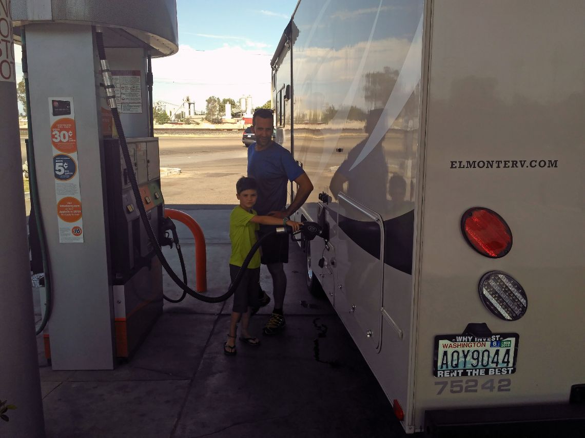 Repostando gasolina en la autocaravana camino a San Francisco