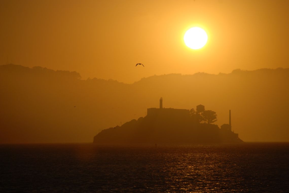 San Francisco. Puesta de sol con la isla y prisión de Alcatraz en primer plano desde el Ferry a Larkspur.