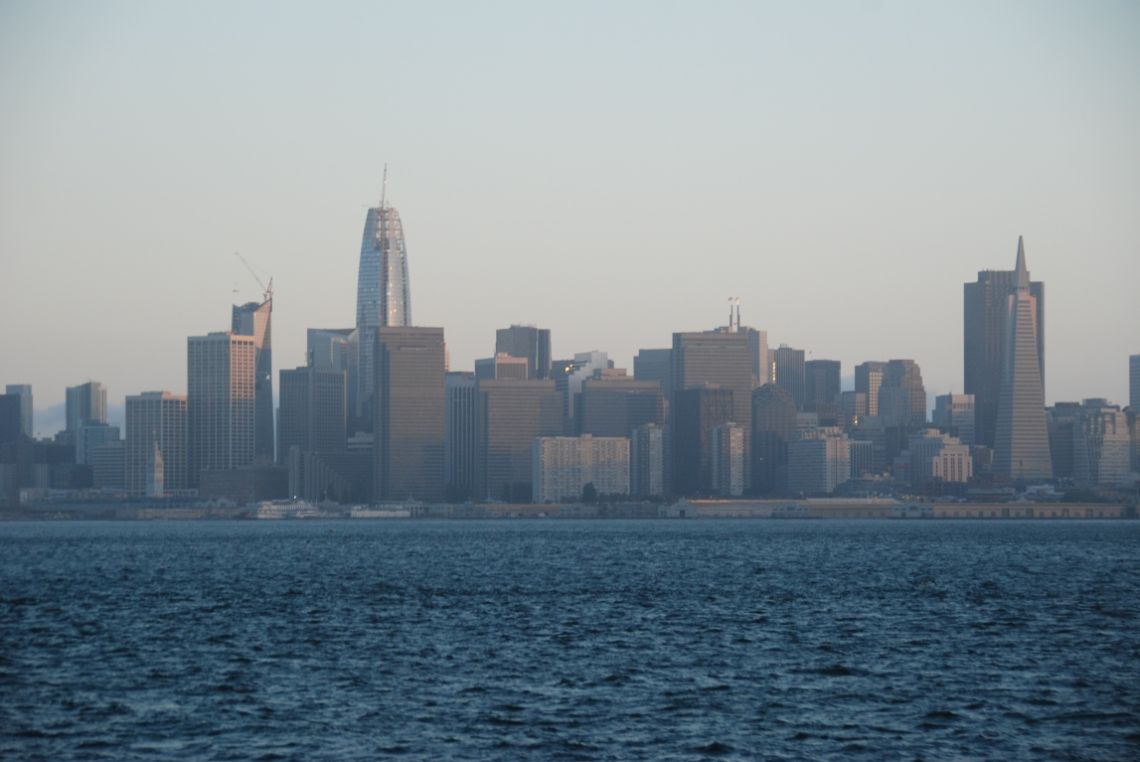 Vista de San Francisco al atardecer desde el Ferry a Larkspur.