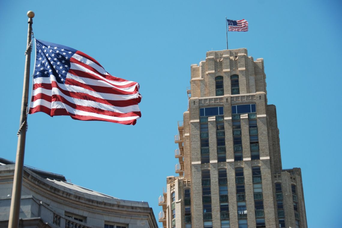 San Francisco - Banderas americanas en calles y edificios del Distrito Financiero.