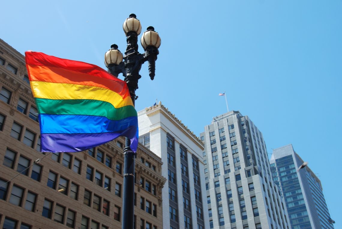 San Francisco - Bandera arcoíris en el Downtown cerca de Market Street