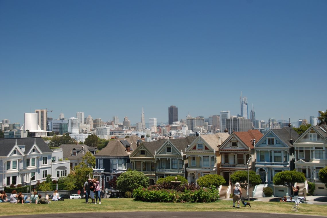 San Francisco - Vista de las famosas Painted Ladies con San Francisco al fondo.