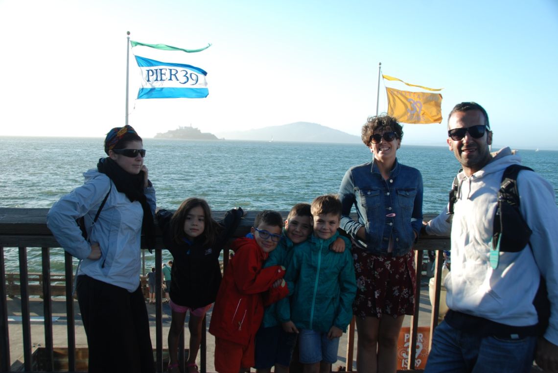 San Francisco - Vista de la isla y prisión de Alcatraz desde el famoso Pier 39. Posando los integrantes de Diario Viaje al completo.