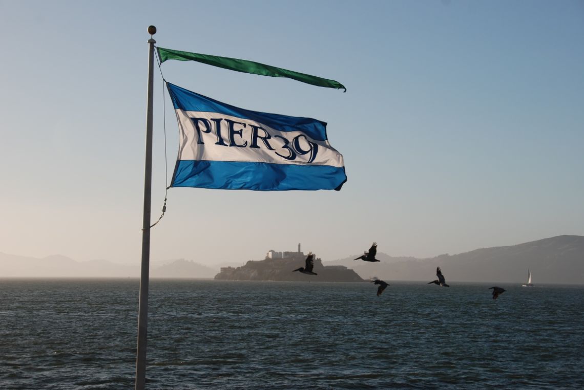 San Francisco - Vista de la isla y prisión de Alcatraz desde el famoso Pier 39.