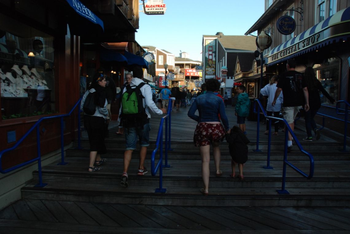 San Francisco - Pier 39, paseando por el centro comercial dentro del muelle.